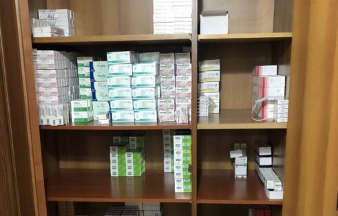 MUP: Lekovi u vrednosti od 1,2 miliona dinara zaplenjeni na Paliluli, uhapšena jedna osoba (FOTO) 5