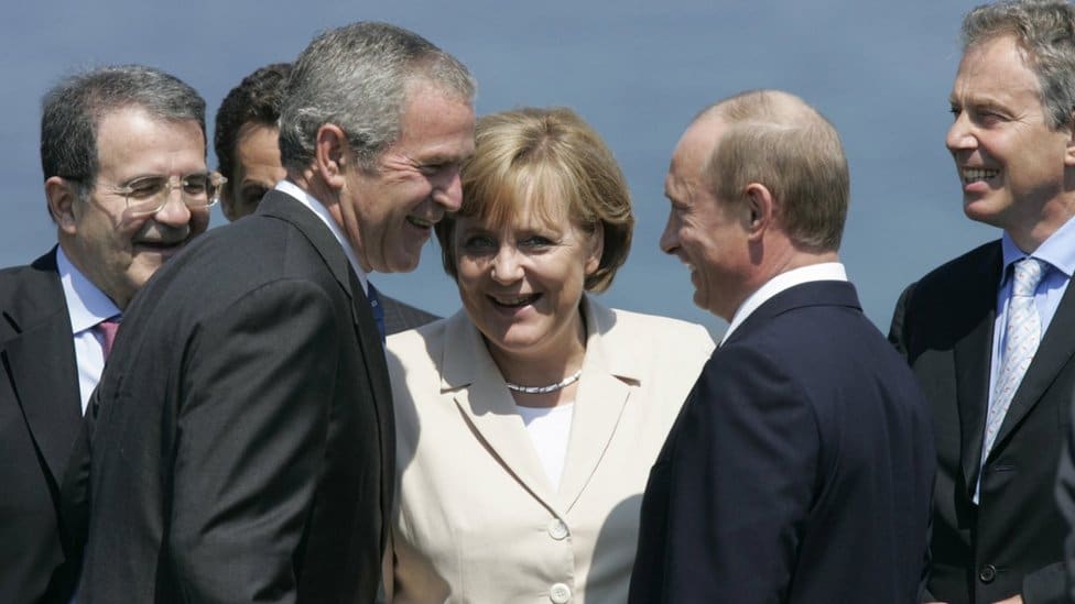 Jun 2007. godine: Uprkos tome što je 21. vek, politikom vladaju muškarci. Ovde vidimo Merkel sa Romanom Prodijem, premijerom Italije, Nikolasom Sarkozijem, predsednikom Francuske, Džordžem Bušem, američkim predsednikom, Vladimirom Putinom, ruskim predsednikom i Tonijem Blerom britanskim premijerom