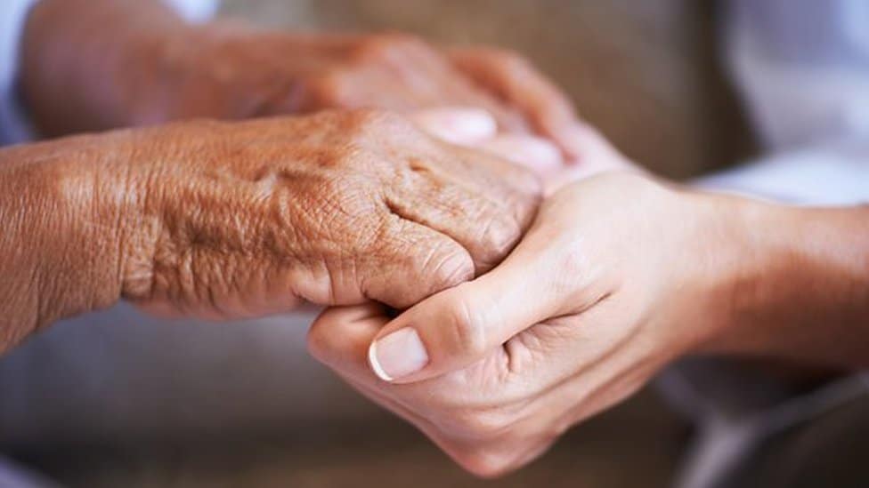Eutanazija i stari: Želja za umiranjem „u pet do ponoć“, pre nego što zavlada demencija 6 Nežan stisak ruke