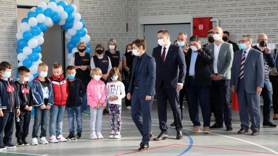 U Srbiji uz primenu epidemioloških mera počela nova školska godina (FOTO) 3 U Srbiji uz primenu epidemioloških mera počela nova školska godina (FOTO) 3