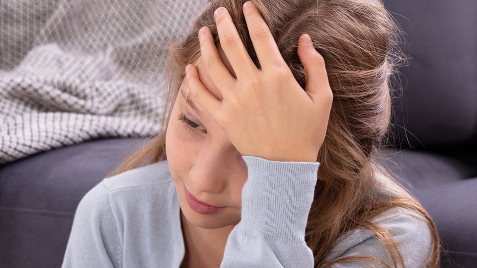 Korona virus i deca: Dugotrajni Kovid kod najmlađih - nema razloga za brigu, kažu britanski stručnjaci 1 Stock image of a child with a headache