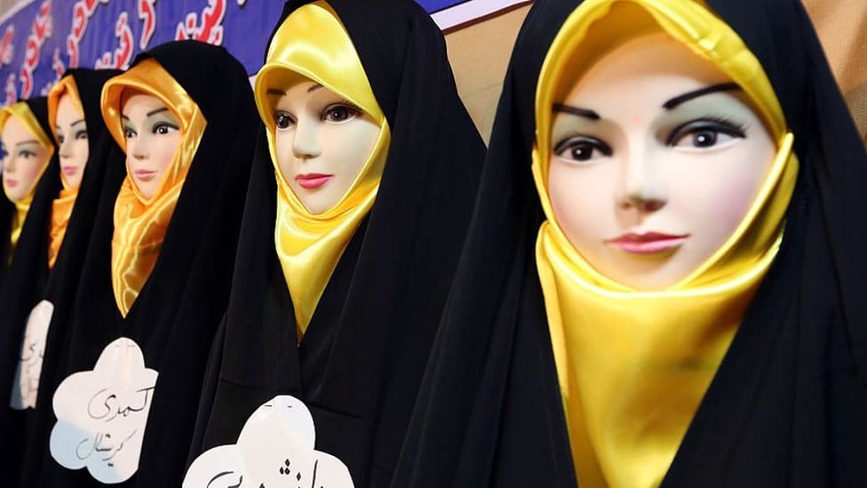 Nigerija i religija: Država Kano zabranjuje glave na lutkama u izlozima zbog islama 3 Headscarves are displayed on mannequins at the Islamic fashion exhibit in central Tehran on December 18, 2014.