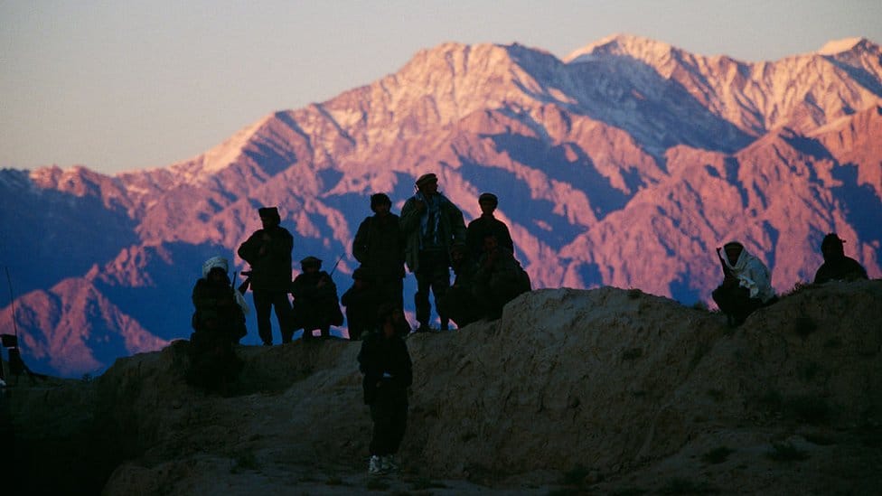 Avganistan: Ko kontroliše Panjširsku dolinu - talibani kažu da su zauzeli, borbe se nastavljaju, tvrde pripadnici otpora 5 A group of soldiers are silhouetted against a mountain backdrop