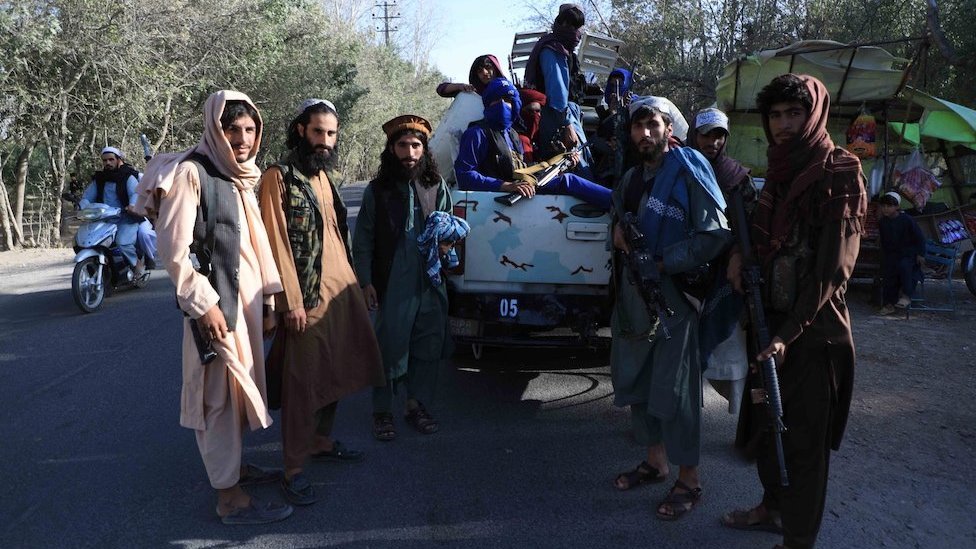 Avganistan: Život u Heratu pod talibanima - „ovde sam kao u zatvoru" 1 Taliban stand guard at a checkpoint as they took control of Herat, Afghanistan, 15 August 2021.