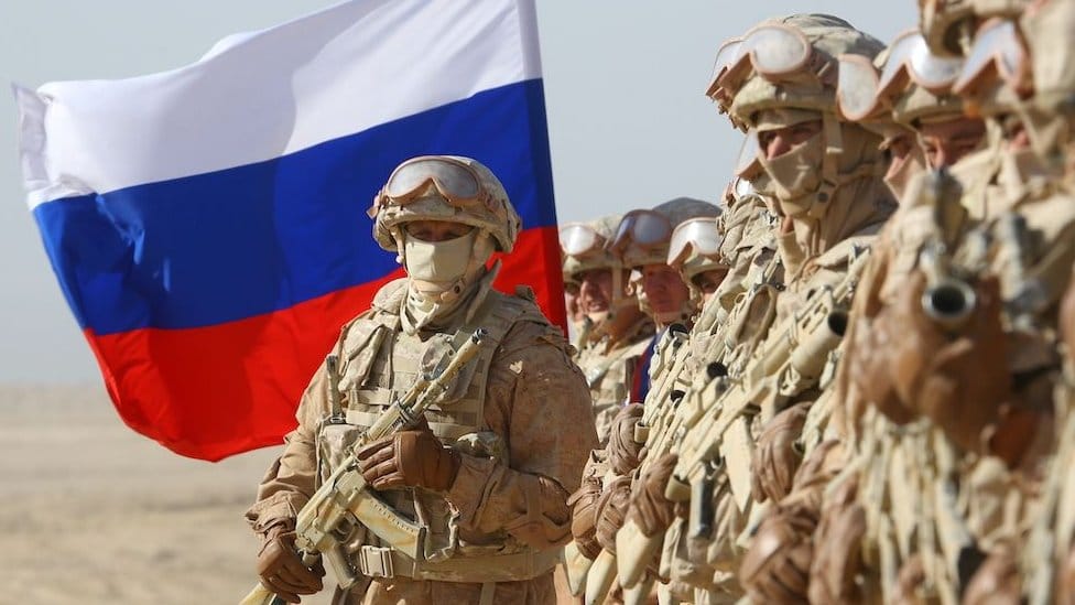 Avganistan i geopolitika: Šta bi drugi zemlje mogle da dobiju ili izgube dolaskom talibana na vlast 4 Russian servicemen participate in joint military drills involving Russia, Uzbekistan and Tajikistan, at the Harb-Maidon training ground, located near the Tajik-Afghan border in the Khatlon Region of Tajikistan August 10, 2021.