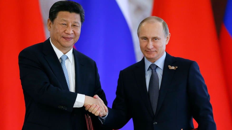 Avganistan i geopolitika: Šta bi drugi zemlje mogle da dobiju ili izgube dolaskom talibana na vlast 5 Russian President Vladimir Putin and Chinese President Xi Jinping shake hands after signing a document after their talks in the Kremlin in Moscow, Russia, 09 May 2015.