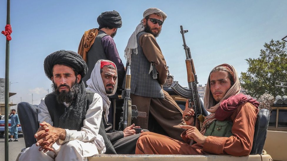 Avganistan i geopolitika: Šta bi drugi zemlje mogle da dobiju ili izgube dolaskom talibana na vlast 6 Taliban fighters are seen on the back of a vehicle in Kabul, Afghanistan, 16 August 2021.