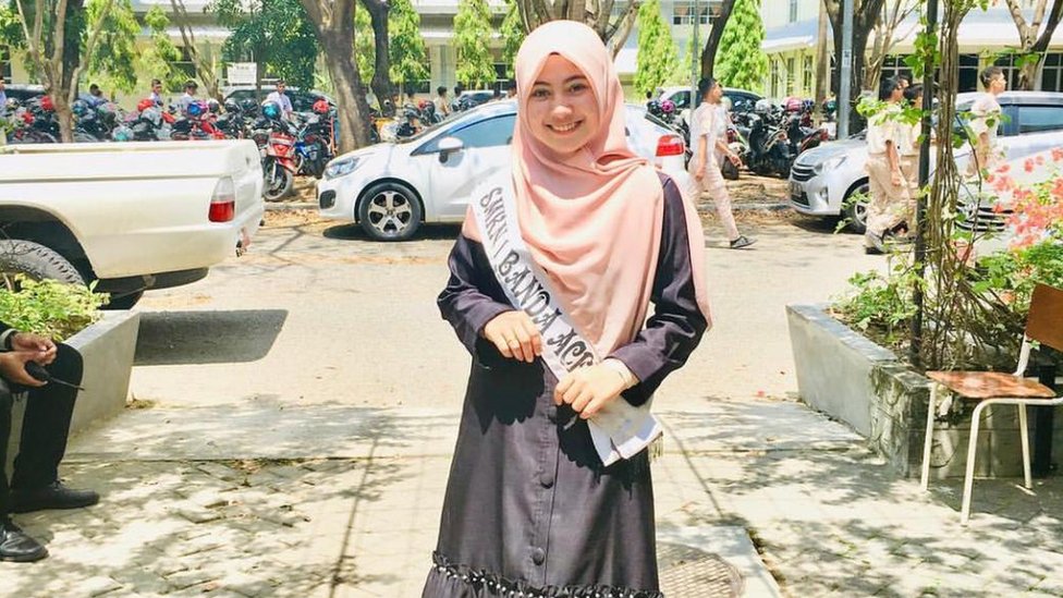 Islam i ženska prava: Kakav je život za žene u šerijatu 12 Nasyiratu wears a sash after winning a prize