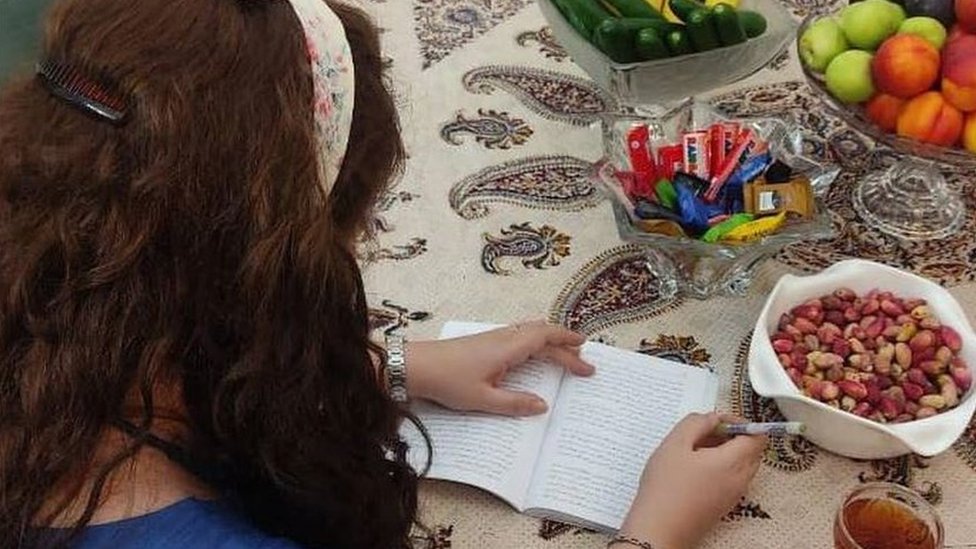 Islam i ženska prava: Kakav je život za žene u šerijatu 5 Mahsa writing a note