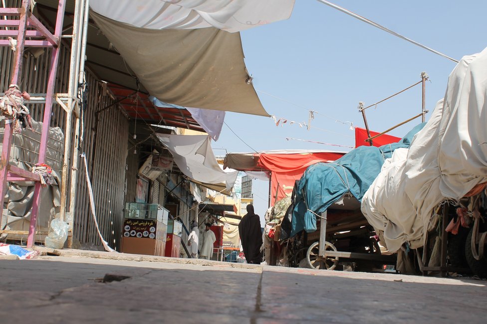 Avganistan i sukobi: Srpski lekar u Avganistanu - „Ljudima su potrebni hrana, novac i lekovi" 3 A view of a closed market in Mazar-e-Sharif, the provincial capital of Balkh province, Afghanistan, 14 August 2021.