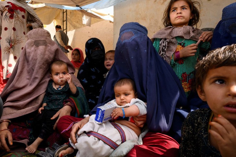 Avganistan i sukobi: Srpski lekar u Avganistanu - „Ljudima su potrebni hrana, novac i lekovi" 2 Women wait for their turn at a mobile clinic for women and children set up at the residence of a local elder in Yarmuhamad village, near Lashkar Gah in Helmand province.