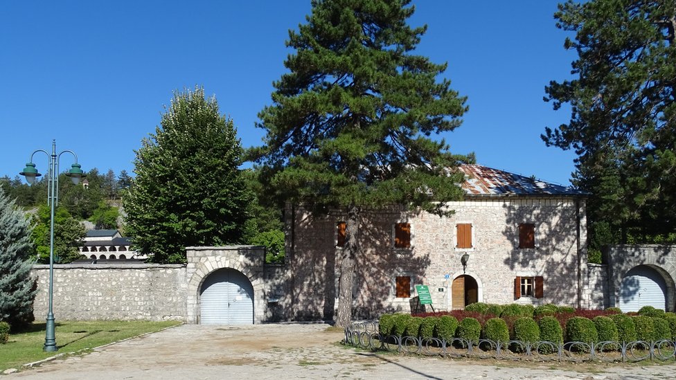 Crna Gora, politika, religija i istorija: Zašto je Cetinje mesto svih preplitanja i duša Crne Gore 4 Njegoševa Biljarda