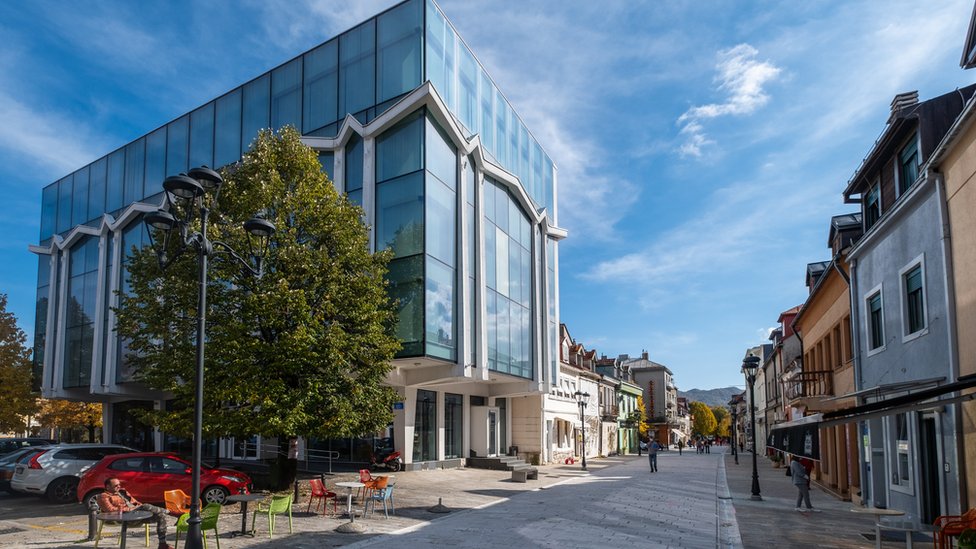 Crna Gora, politika, religija i istorija: Zašto je Cetinje mesto svih preplitanja i duša Crne Gore 7 Na Cetinju se mogu videti i očuvane zgrade iz prošlih vremena, ali i moderna arhitektura