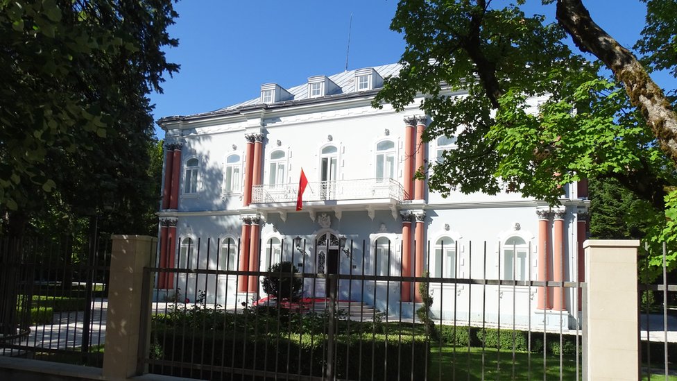 Crna Gora, politika, religija i istorija: Zašto je Cetinje mesto svih preplitanja i duša Crne Gore 2 Plavi dvorac