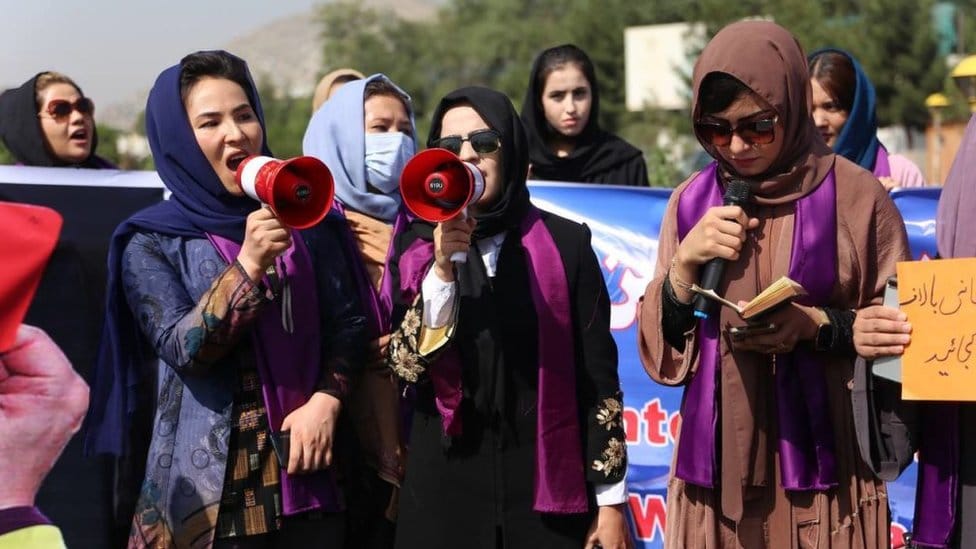 Avganistan: Ko kontroliše Panjširsku dolinu - talibani kažu da su zauzeli, borbe se nastavljaju, tvrde pripadnici otpora 2 Women demonstrate for rights under the Taliban in Kabul, 4 September 2021