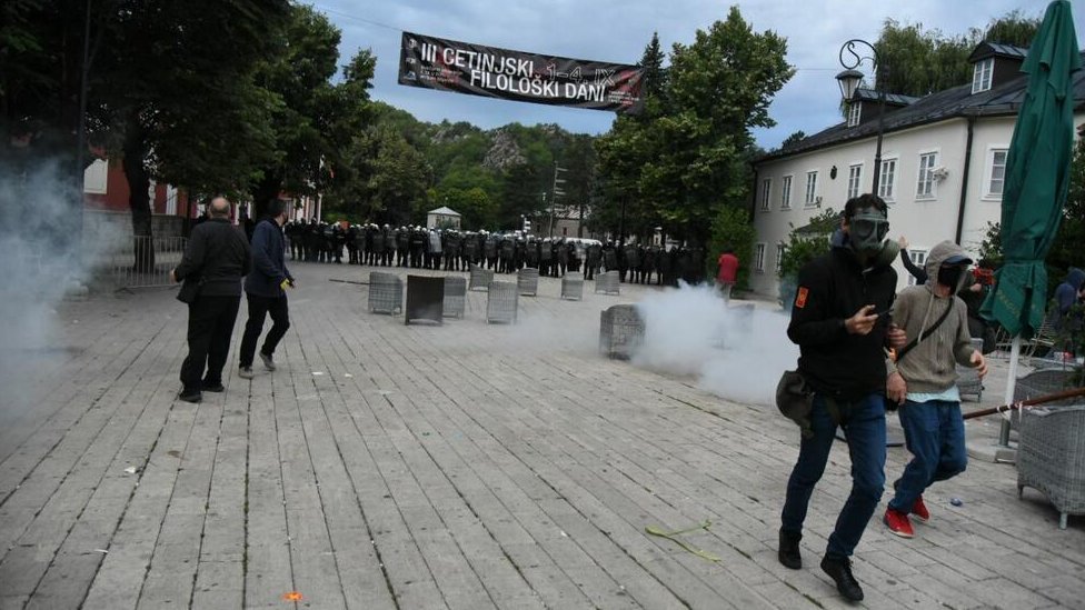 Crna Gora, crkva i protesti: Mitropolit Joanikije ustoličen u Cetinjskom manastiru, suzavac, kamenice, barikade i hapšenja 2 Cetinje
