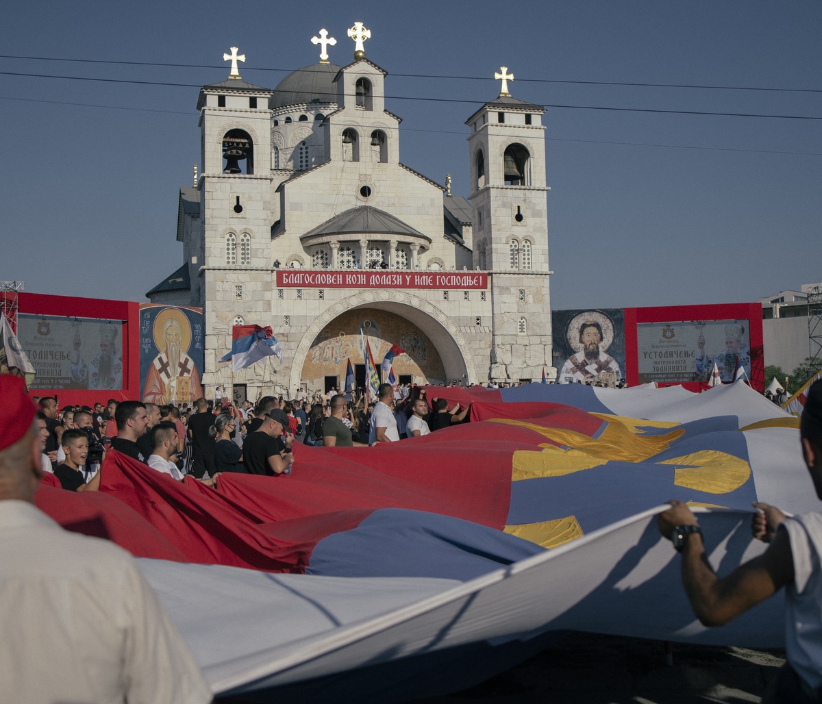 Crna Gora, crkva i protesti: Mitropolit Joanikije ustoličen u Cetinjskom manastiru, suzavac, kamenice, barikade i hapšenja 11 Podgorica, hram