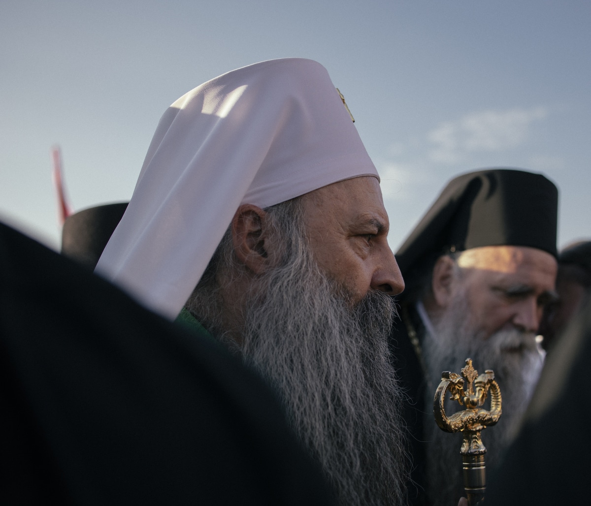 Crna Gora, crkva i protesti: Mitropolit Joanikije ustoličen u Cetinjskom manastiru, suzavac, kamenice, barikade i hapšenja 12 patrijarh