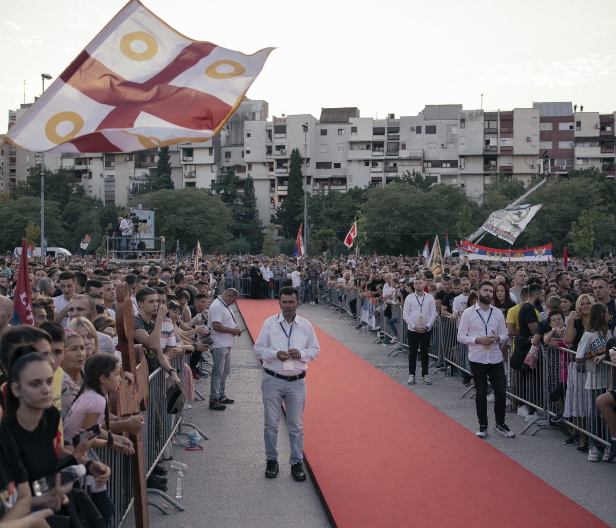 Crna Gora, crkva i protesti: Mitropolit Joanikije ustoličen u Cetinjskom manastiru, suzavac, kamenice, barikade i hapšenja 15 Podgorica, hram