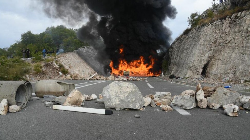 Crna Gora, crkva i protesti: Mitropolit Joanikije ustoličen u Cetinjskom manastiru, suzavac, kamenice, barikade i hapšenja 7 Cetinje, protest