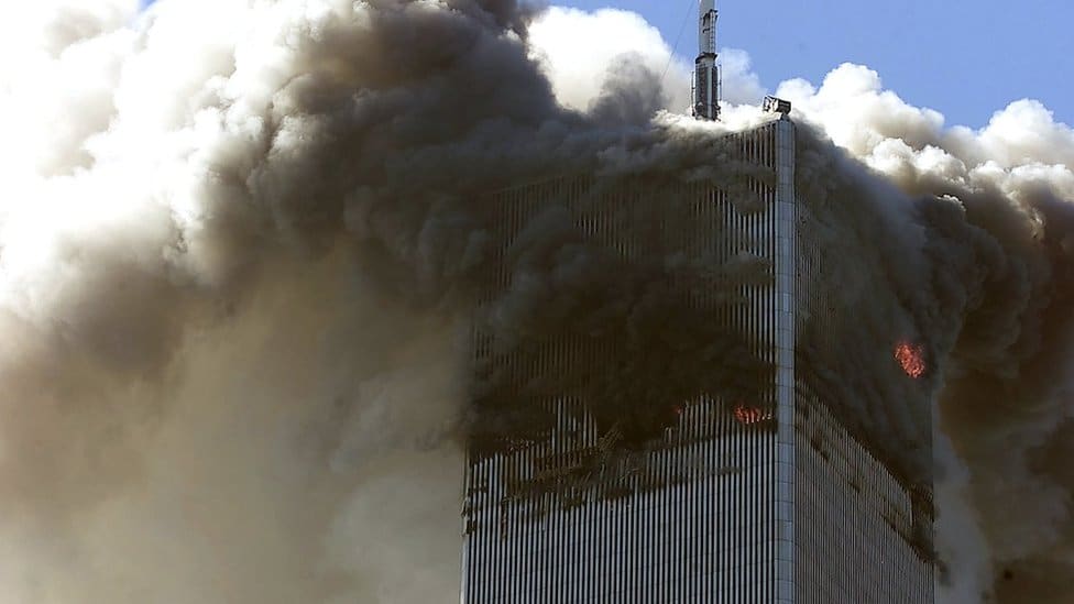 Severni toranj Svetskog trgovinskog centra u plamenu posle udara otetog aviona, 11. septembar 2011.