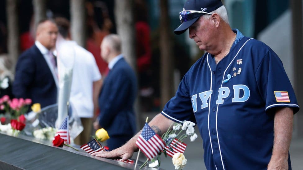 Dvadeset godina od napada 11. septembra: Sećanja na stradale u napadu na Sjedinjene Države 2 Man with his hand on the memorial