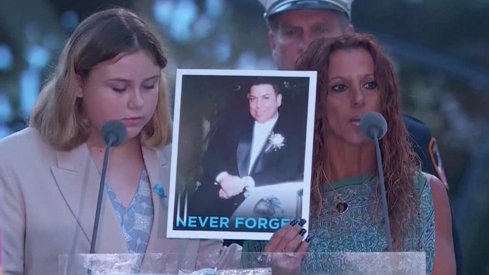 Dvadeset godina od napada 11. septembra: Sećanja na stradale u napadu na Sjedinjene Države 1 Lisa Reina drži sliku supruga, Njujork, 11. septembar 2021.