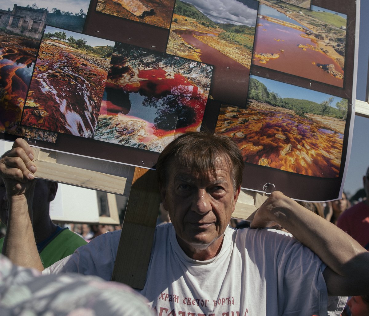 Protest Ustanak za opstanak i Beograd: Pištaljke i blokada saobraćaja za očuvanje prirode 4 Čovek na protestu sa transparentom, Beograd, 11. 9. 2021.