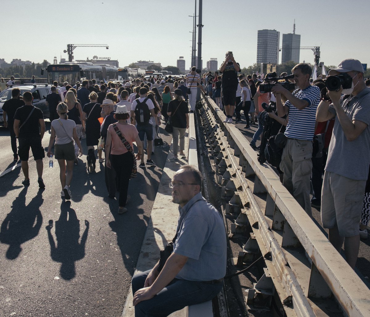 Protest Ustanak za opstanak i Beograd: Pištaljke i blokada saobraćaja za očuvanje prirode 8 Blokada Brankovog mosta u Beogradu
