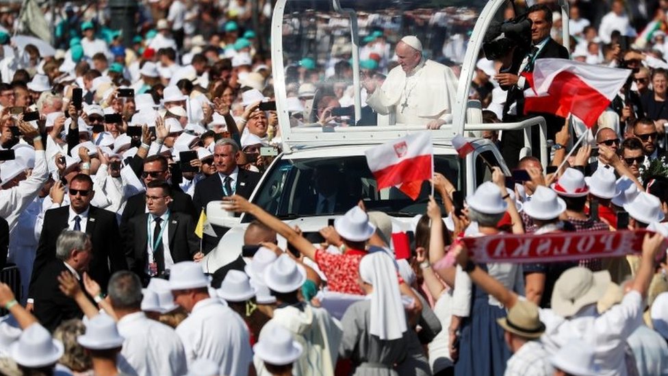 Papa Franja u Mađarskoj: Posle sastanka sa Viktorom Orbanom, papa upozorio da pretnja antisemitizma „još uvek vreba" u Evropi 1 Pope Francis greets people in Heroes' Square in Budapest, ahead of Mass