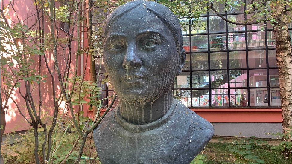 Drugi svetski rat, antifašizam i Jugoslavija: Zašto je danas važna Marija Bursać prva žena narodna heroina 1 Spomen bista Mariji Bursać u beogradskoj osnovnoj školi koja nosi njeno ime