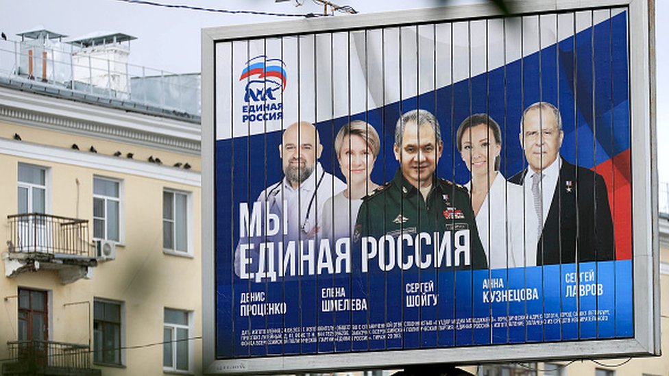 Rusija, politika i izbori: Putin i milioni glasali onlajn, zabeležene nepravilnosti na biračkim mestima 2 A billboard showing candidates in the Russian election