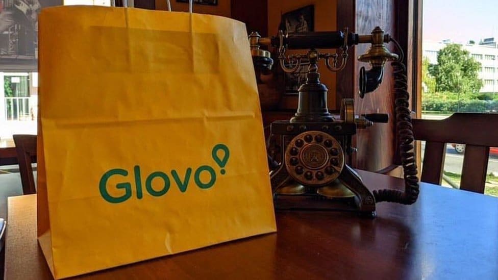 Glovo u Srbiji i naplaćivanje u devizama: Greška u programu i problemi sa zakonom 1 Glovo kesa