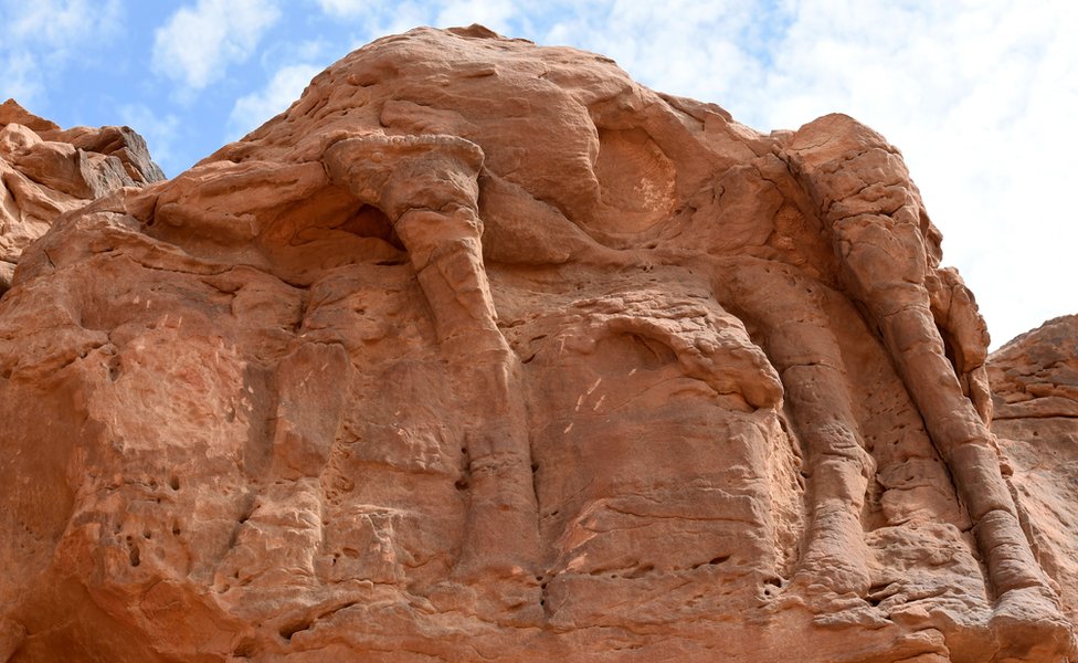 Velika skulptura kamile u Saudijskoj Arabiji