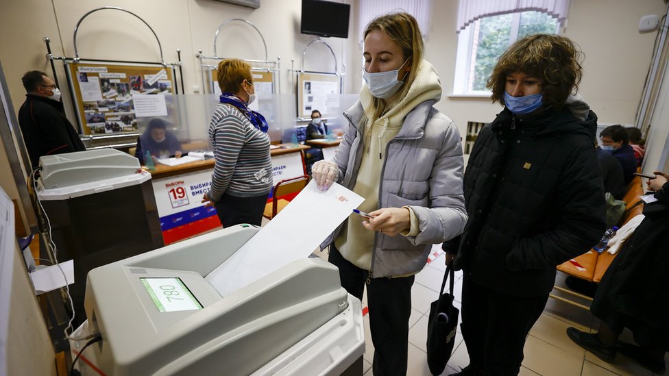Glasači na biračkom mestu u Moskvi