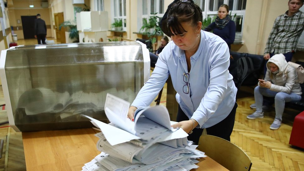 Rusija, politika i izbori: Putinova stranka slavi - i dalje najjača uprkos prigovorima o neregularnostima 1 An electoral official during vote count at Polling Station No 144 during the 2021 Russian parliamentary election. Russia held legislative elections on 17-19 September 2021.