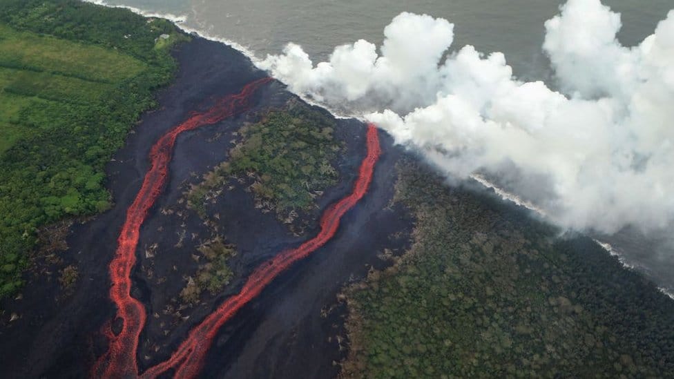 Erupcija vulkana u Španiji: Lava stigla do obala okeana - nadležni strahuju zbog otrovnih gasova 2 Steam plumes rise as lava enters the Pacific Ocean, after flowing to the water from a Kilauea volcano fissure, on Hawaii's Big Island on May 21, 2018 near Pahoa, Hawaii.