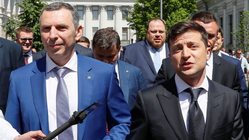 Ukrajina i kriminal: Rafalom na auto savetnika predsednika, vozač povređen - Zelenski najavljuje snažan odgovor 2 Ukraine's President Volodymyr Zelensky (R) walks from the parliament to the presidential administration office accompanied by his aide Serhiy Shefir