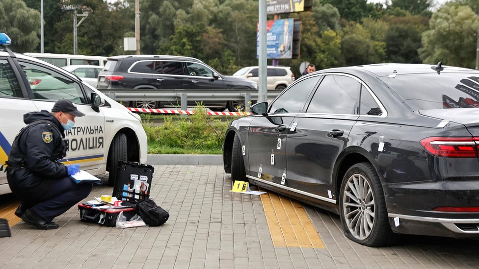 Ukrajina i kriminal: Rafalom na auto savetnika predsednika, vozač povređen - Zelenski najavljuje snažan odgovor 1 An investigator examines bullet holes in a car of presidential aide Serhiy Shefir following an assault outside Kyiv