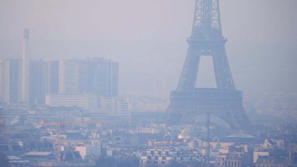 Životna sredina i klimatske promene: Zagađenje vazduha u svetu je gore nego što smo mislili - upozorava SZO 1 Eiffel Tower enveloped in smog (file pic)