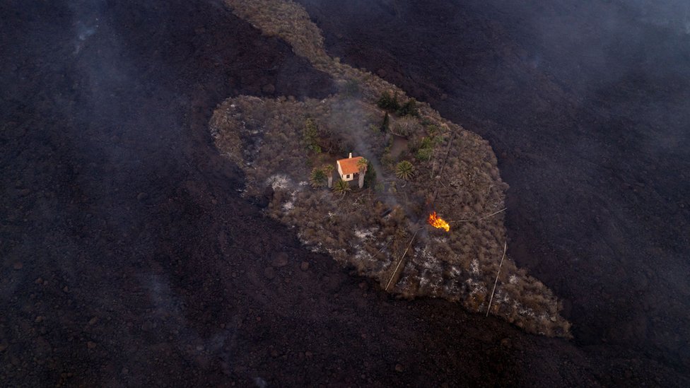 Erupcija vulkana u Španiji: „Čudesna kuća" odolela lavi na Kanarskim ostrvima 1 A house sits surrounded by lava in La Palma