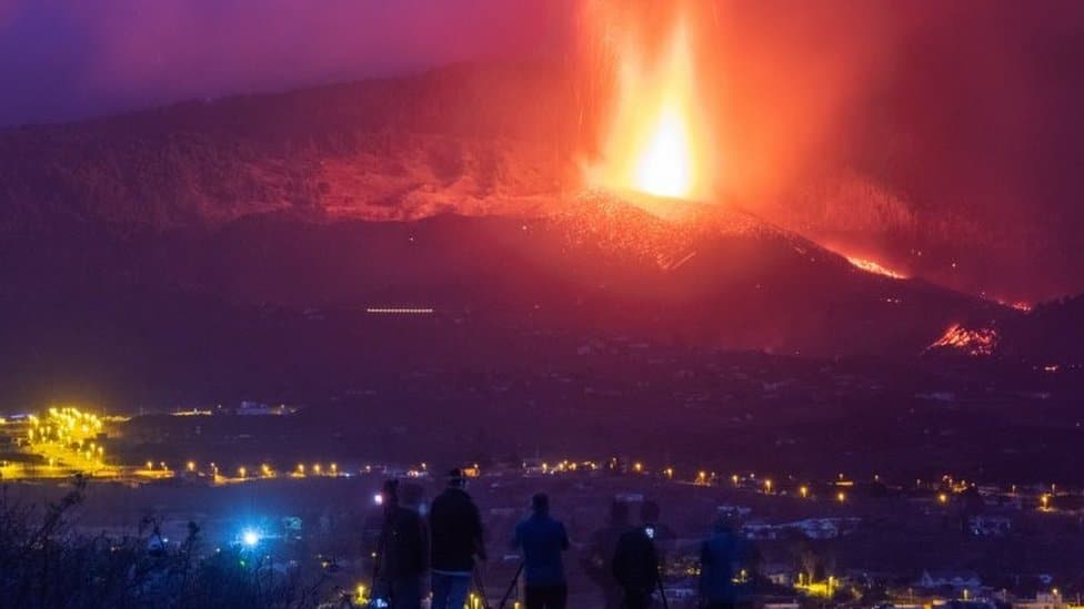 Erupcija vulkana u Španiji: „Čudesna kuća" odolela lavi na Kanarskim ostrvima 2 Lava and smoke can be seen rising from the volcano