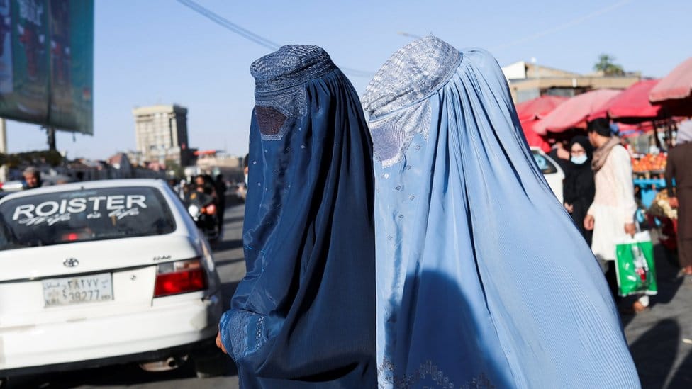 Avganistan: „Nastavićemo pogubljenja i odsecanje delova tela" - poručuje jedan od talibanskih vođa 4 Women walking down the street in Kabul