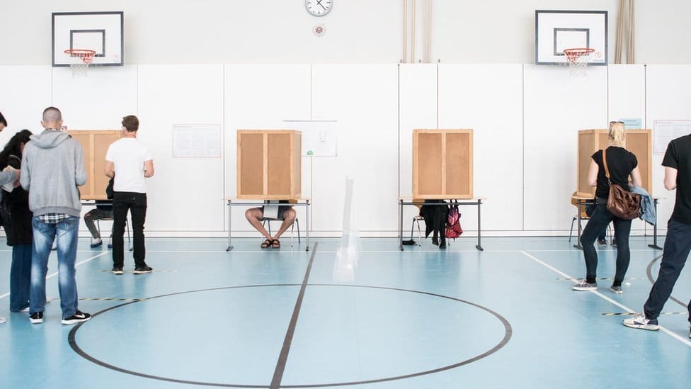 Nemačka i izbori: Tesna trka između socijaldemokrata i konzervativaca 1 Voters stand in line to cast their ballots in federal parliamentary elections on September 26, 2021 in Berlin, Germany