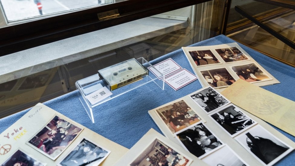 Muzika i Džon Lenon: Kaseta sa nikad objavljenom pesmom prodata za 50.000 evra 4 A cassette with the recording of four Danish schoolboys' interview with John Lennon and Yoko Ono