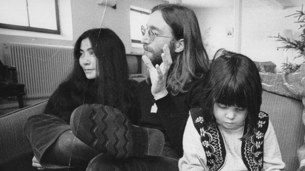 Muzika i Džon Lenon: Kaseta sa nikad objavljenom pesmom prodata za 50.000 evra 5 John Lennon, Yoko Ono and her daughter