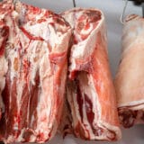 Zbog manjka mesara Britanija šalje meso na tranžiranje u EU 12