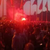 U Ljubljani protivnici mera bacili baklje na skupštinu, policija uzvratila vodenim topom (VIDEO) 7