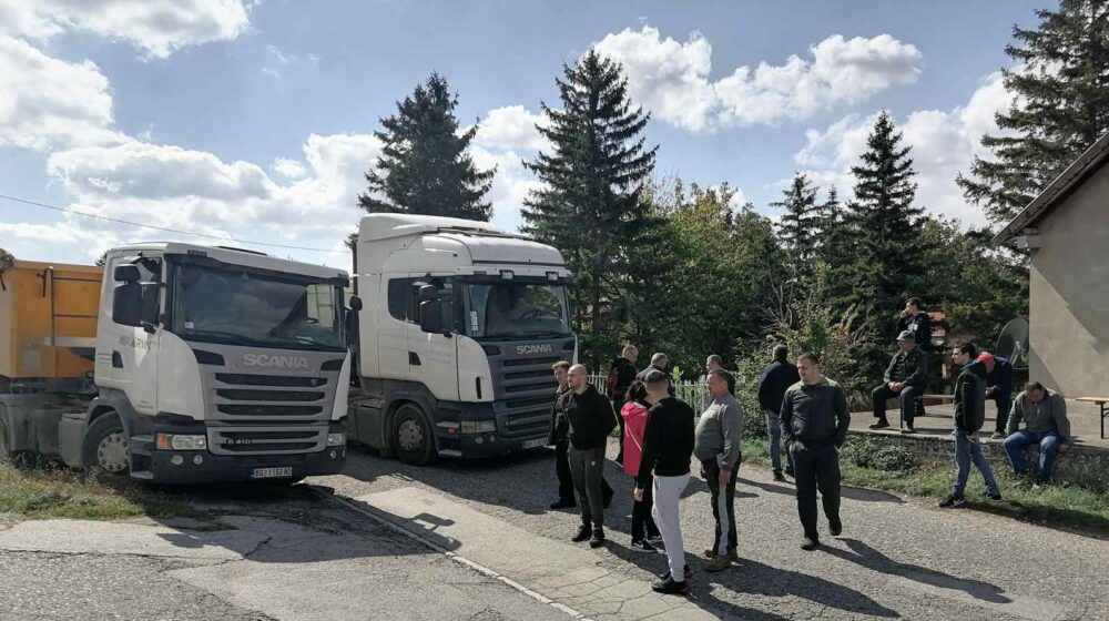 Meštani sela Lešje blokirali kamione Kruševac puta 1