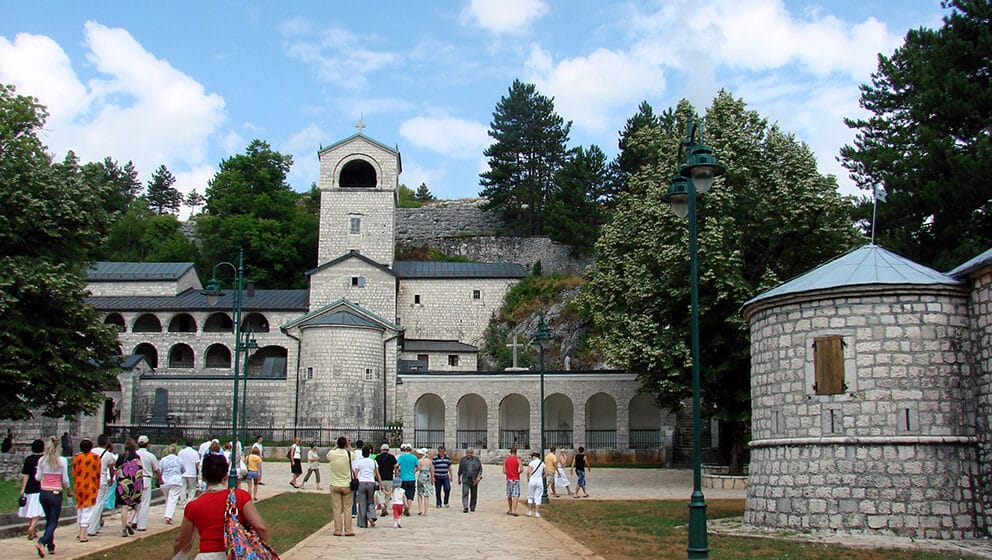 Skupština Cetinja: Vlada da povuče akt o Cetinjskom manastiru 1